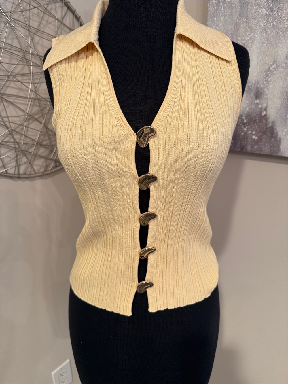 Sleeveless Ribbed Button-Front Top in Buttery Yellow size XS